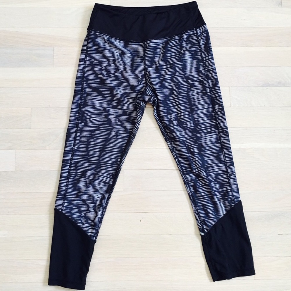 Black & white patterned athletic leggings